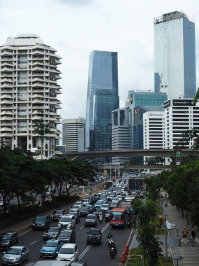 Jakarta, Endonezya - 1 Mart 2019: Sıkışık trafik Sudirman Caddesi üzerinde.