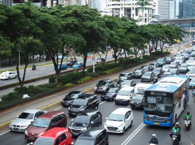 Jakarta, Endonezya - 1 Mart 2019: Sıkışık trafik Sudirman Caddesi üzerinde.