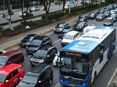 Jakarta, Endonezya - 1 Mart 2019: Sıkışık trafik Sudirman Caddesi üzerinde.