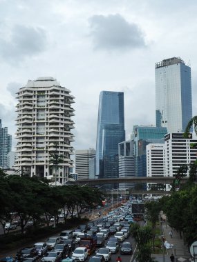 Jakarta, Endonezya - 1 Mart 2019: Sıkışık trafik Sudirman Caddesi üzerinde.