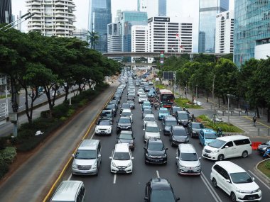 Jakarta, Endonezya - 1 Mart 2019: Sıkışık trafik Sudirman Caddesi üzerinde.