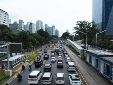 Jakarta, Endonezya - 1 Mart 2019: Sıkışık trafik Sudirman Caddesi üzerinde.
