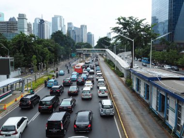 Jakarta, Endonezya - 1 Mart 2019: Sıkışık trafik Sudirman Caddesi üzerinde.