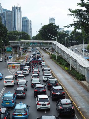 Jakarta, Endonezya - 1 Mart 2019: Sıkışık trafik Sudirman Caddesi üzerinde.