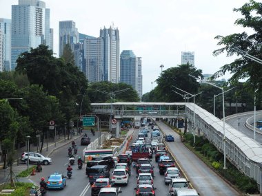 Jakarta, Endonezya - 1 Mart 2019: Sıkışık trafik Sudirman Caddesi üzerinde.