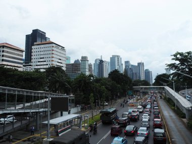 Jakarta, Endonezya - 1 Mart 2019: Sıkışık trafik Sudirman Caddesi üzerinde.