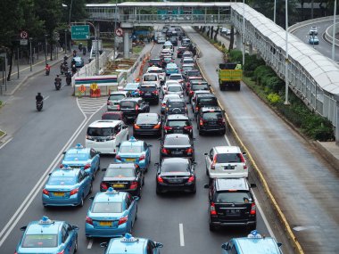 Jakarta, Endonezya - 1 Mart 2019: Sıkışık trafik Sudirman Caddesi üzerinde.
