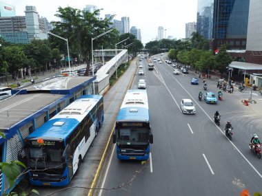 Jakarta, Endonezya - 1 Mart 2019: Semanggi ilçesinde Sudirman Caddesi 'nde trafik.
