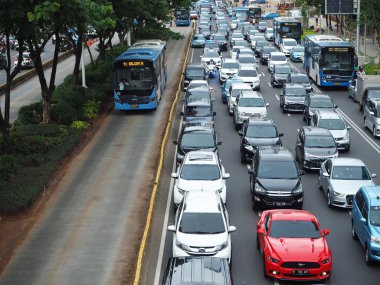 Jakarta, Endonezya - 1 Mart 2019: Sıkışık trafik Sudirman Caddesi üzerinde.