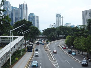 Jakarta, Endonezya - 1 Mart 2019: Semanggi ilçesinde Sudirman Caddesi 'nde trafik.