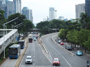 Jakarta, Endonezya - 1 Mart 2019: Semanggi ilçesinde Sudirman Caddesi 'nde trafik.