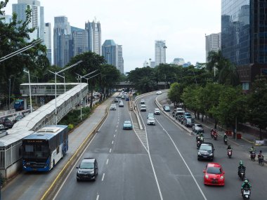 Jakarta, Endonezya - 1 Mart 2019: Semanggi ilçesinde Sudirman Caddesi 'nde trafik.