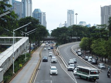 Jakarta, Endonezya - 1 Mart 2019: Semanggi ilçesinde Sudirman Caddesi 'nde trafik.