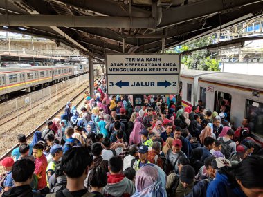 Jakarta, Endonezya - 1 Mart 2019: Kalabalık insan treni Tanah Abang istasyonu platformunda bekliyor.