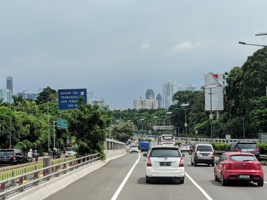 Jakarta, Endonezya - 16 Şubat 2019: Jakarta şehir içi kestirmesinden Slipi bölgesinde çalışan arabalar.