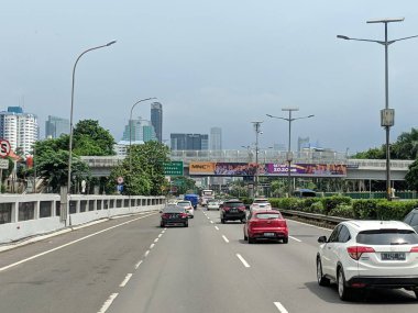 Jakarta, Endonezya - 16 Şubat 2019: Jakarta şehir içi kestirmesinden Slipi bölgesinde çalışan arabalar.