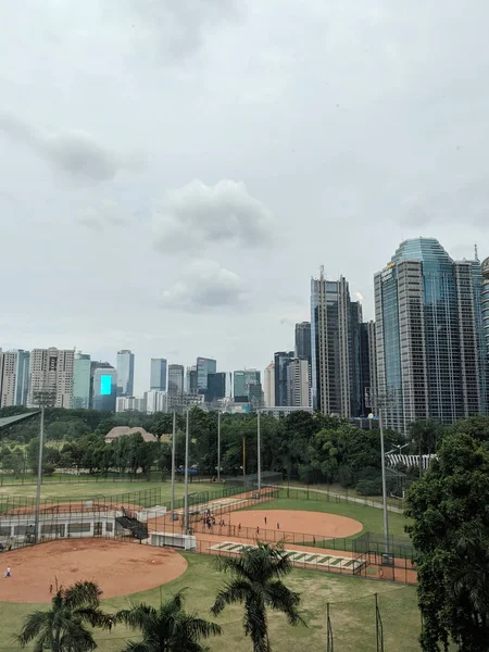 ジャカルタ インドネシア 2019 アーケ地区に高層ビルの背景に座カルノ スポーツ複合施設でソフトボール フィールドの表示 — ストック写真