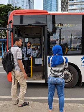 Jakarta, Endonezya - 16 Şubat 2019: yolcu otobüs Senayan. bölgede girme.