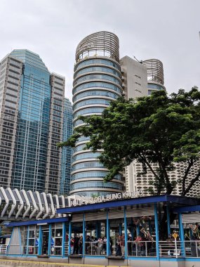 Jakarta, Endonezya - 16 Şubat 2019: Kalabalık insan Transjakarta otobüs sığınak Senayan bölgesinde otobüs için bekliyor.