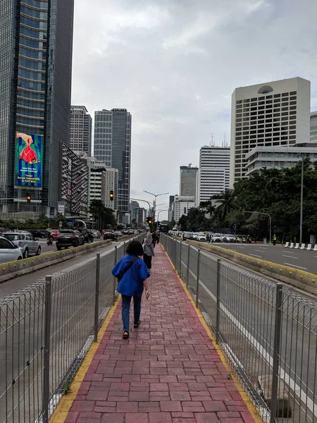 印度尼西亚雅加达 2019年2月16日 人们走在苏迪尔曼街的跨雅加达公共汽车掩体狭窄的人行道上 — 图库照片