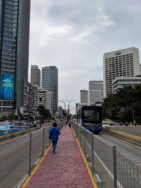 Jakarta Indonesia Febbraio 2019 Gente Cammina Sulla Stretta Passerella Del — Foto Stock