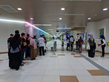 Jakarta, Endonezya - 23 Mart 2019: Mrt Jakarta deneme gezi kayıt Dukuh Atas BNI istasyonu için sırada duran insanlar kalabalık.