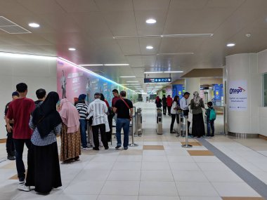 Jakarta, Endonezya - 23 Mart 2019: Mrt Jakarta deneme gezi kayıt Dukuh Atas BNI istasyonu için sırada duran insanlar kalabalık.