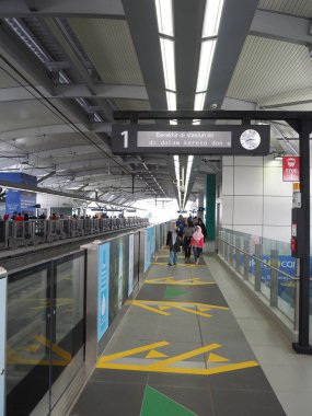 Jakarta, Endonezya - 23 Mart 2019: Platform koridor Lebak Bulus Mrt istasyonu.