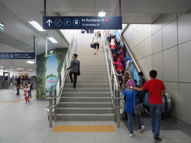 Jakarta, Endonezya - 23 Mart 2019: insanlar Lebak Bulus Mrt istasyonu koridor geziniyor.