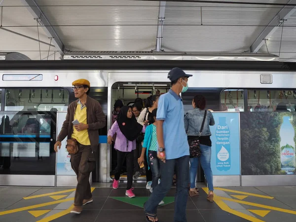 Jakarta Indonesien Mars 2019 Passagerare Tåget Lebak Bulus Mrt Station — Stockfoto