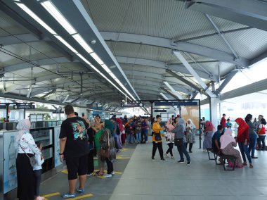 Jakarta, Endonezya - 23 Mart 2019: insanlar Lebak Bulus Mrt istasyonu platformu geziniyor.