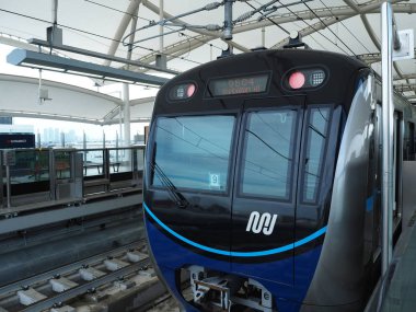 Jakarta, Endonezya - 23 Mart 2019: Mrt Jakarta tren Fatmawati Mrt istasyonuna geldi.