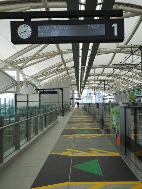 Jakarta, Endonezya - 23 Mart 2019: Fatmawati Mrt istasyonu platformu koridor.