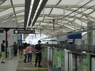 Jakarta, Endonezya - 23 Mart 2019: insanlar Fatmawati Mrt istasyonu platformu geziniyor.