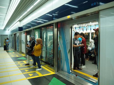 Jakarta, Endonezya - 23 Mart 2019: insanların Bundaran Hi Mrt istasyonu tren.