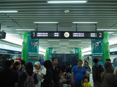 Jakarta, Endonezya - 23 Mart 2019: insanlar Bundaran Hi Mrt istasyonu platformu geziniyor.