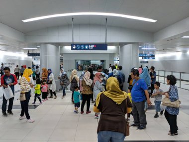Jakarta, Endonezya - 23 Mart 2019: İnsanlar gidiş aşağı Mrt Jakarta Istora Mandiri istasyonu platformu.