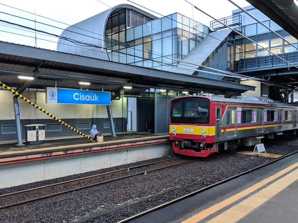 Serpong, Endonezya - 23 Mart 2019: Cisauk İstasyonu'nda banliyö hattı tren geldiğinde.