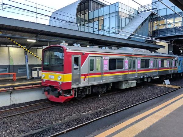 Serpong Ινδονησία Μαρτίου 2019 Κατόχων Διαρκούς Εισιτήριου Γραμμών Τραίνο Φτάνει — Φωτογραφία Αρχείου
