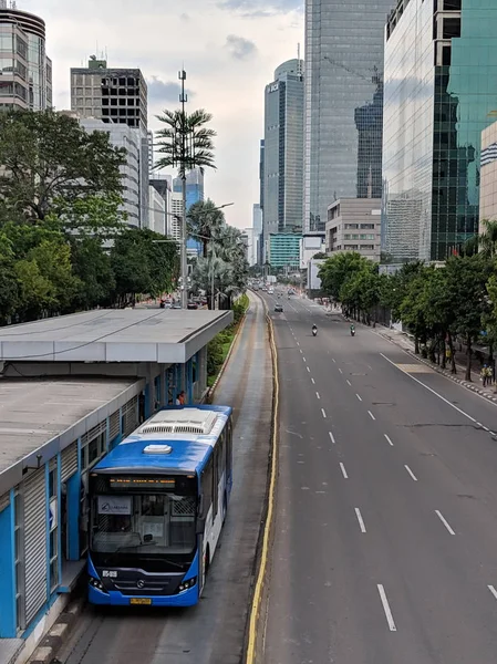 Jakarta Indonesia Febbraio 2019 Autobus Transjakarta Che Passa Jalan Thamrin — Foto Stock