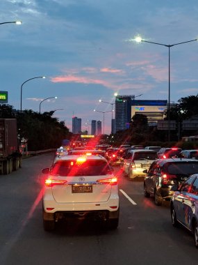 Jakarta, Endonezya-16 Şubat 2019: araba akşam acele saatte Jakarta Tangerang paralı yolda yavaş yukarı hareket.