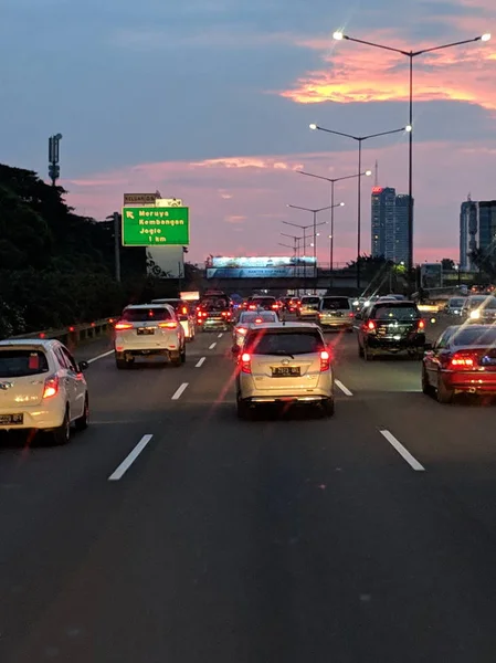 Jakarta, Endonezya-16 Şubat 2019: araba akşam acele saatte Jakarta Tangerang paralı yolda yavaş yukarı hareket.