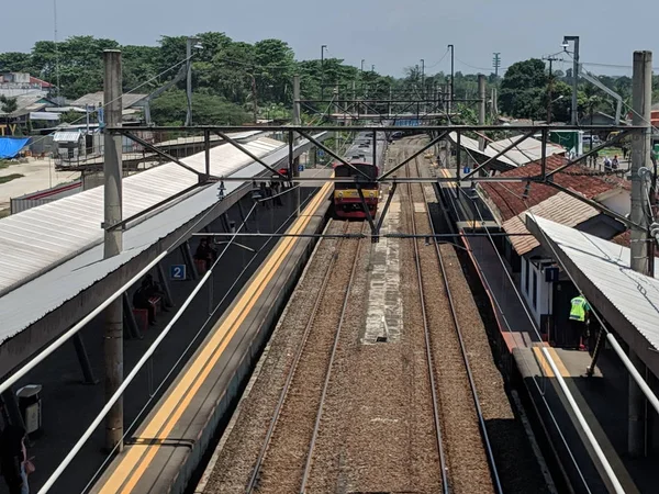 Serpong, Endonezya-7 Nisan 2019: Cisauk ıstasyonunun demiryolu parçaları.