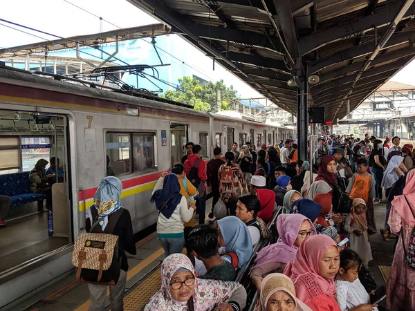 Jakarta, Endonezya-7 Nisan 2019: Tanah Abang Istasyonunda tren bekleyen insanlar Crowd.
