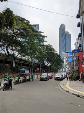 Jakarta, Endonezya-7 Nisan 2019: bazı sürücüler ojek Online (taksi motosiklet) Jalan Blora yolcu bekliyor.