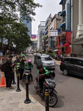 Jakarta, Endonezya-7 Nisan 2019: bazı sürücüler ojek Online (taksi motosiklet) Jalan Blora yolcu bekliyor.