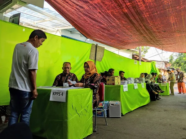 Jakarta, Endonezya - 17 Nisan 2019: Tanah Abang bölgesinde parlamento seçimleri ve başkanlık seçimlerinin oy verme yerinde faaliyet tespül eden insanlar.