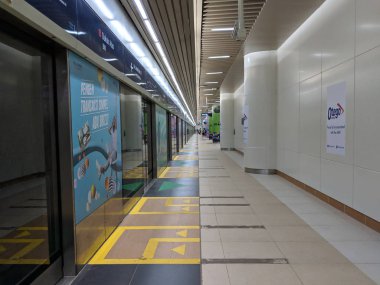 Jakarta, Endonezya - 7 Nisan 2019: Dukuh Atas Bni Mrt İstasyonu'nun platform koridoru.
