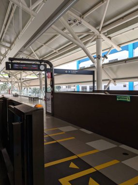 Jakarta, Endonezya - 7 Nisan 2019: Blok A Mrt İstasyonu'nun platform koridoru.