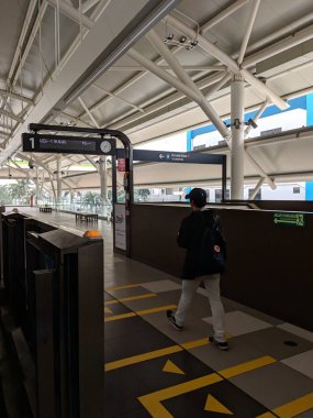 Jakarta, Endonezya - 7 Nisan 2019: Yolcular Cipete Mrt İstasyonu'ndaki platformdan çıkıyor.